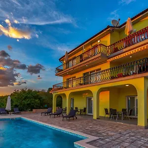 Luxury With Pool 2 Apartment